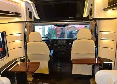 新車上市 | 內(nèi)飾高端商務(wù)風，江鈴進口依維柯T型房車！